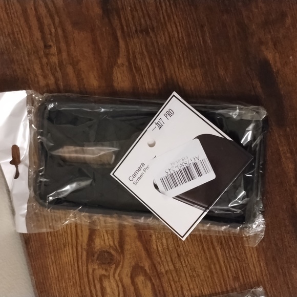 (3) OnePlus cases & 1 lens protector, all 3 together. - Picture 4 of 10